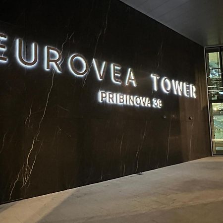 Nikas Eurovea Apartments - Free Parking Bratislava Bagian luar foto