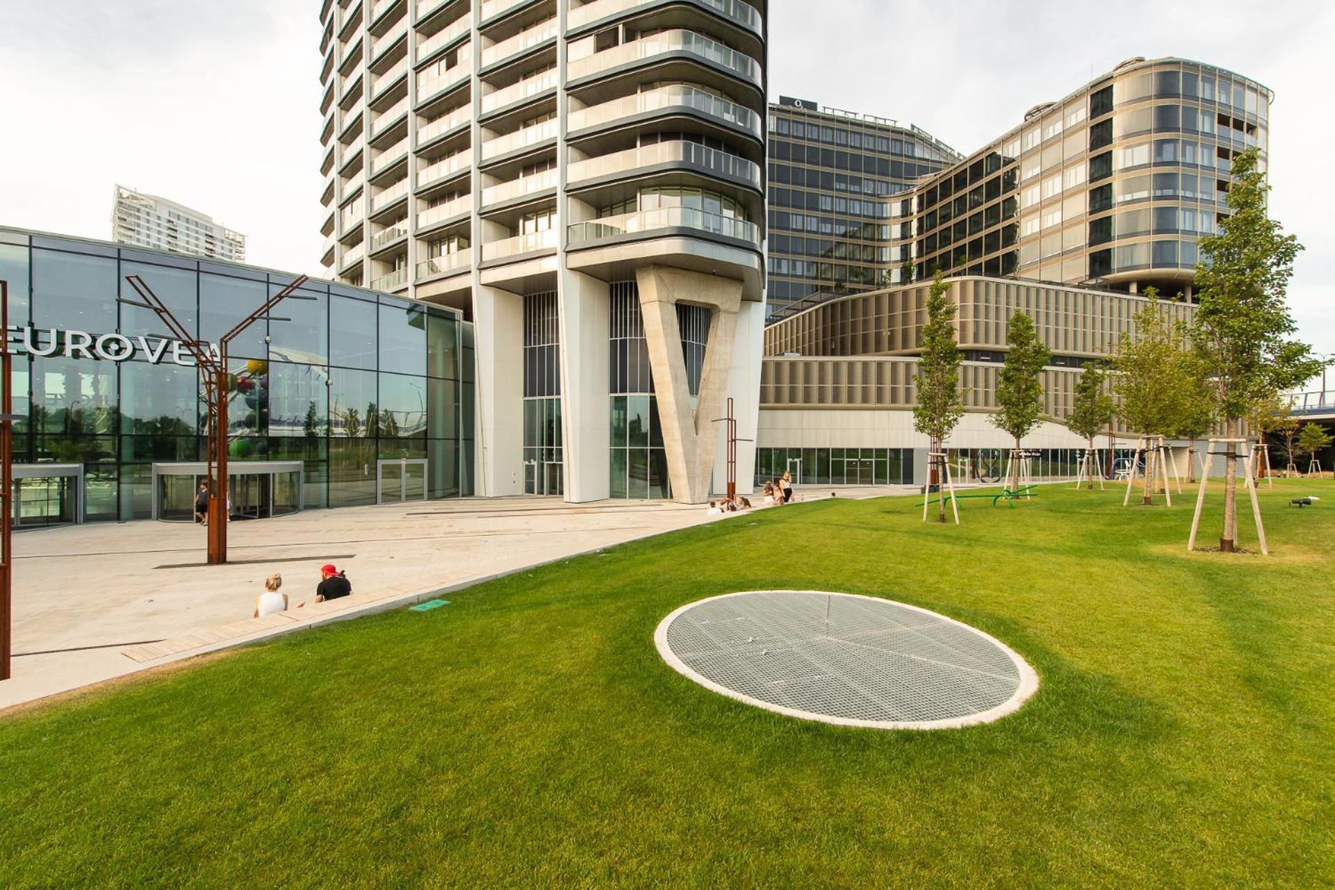 Nikas Eurovea Apartments - Free Parking Bratislava Bagian luar foto