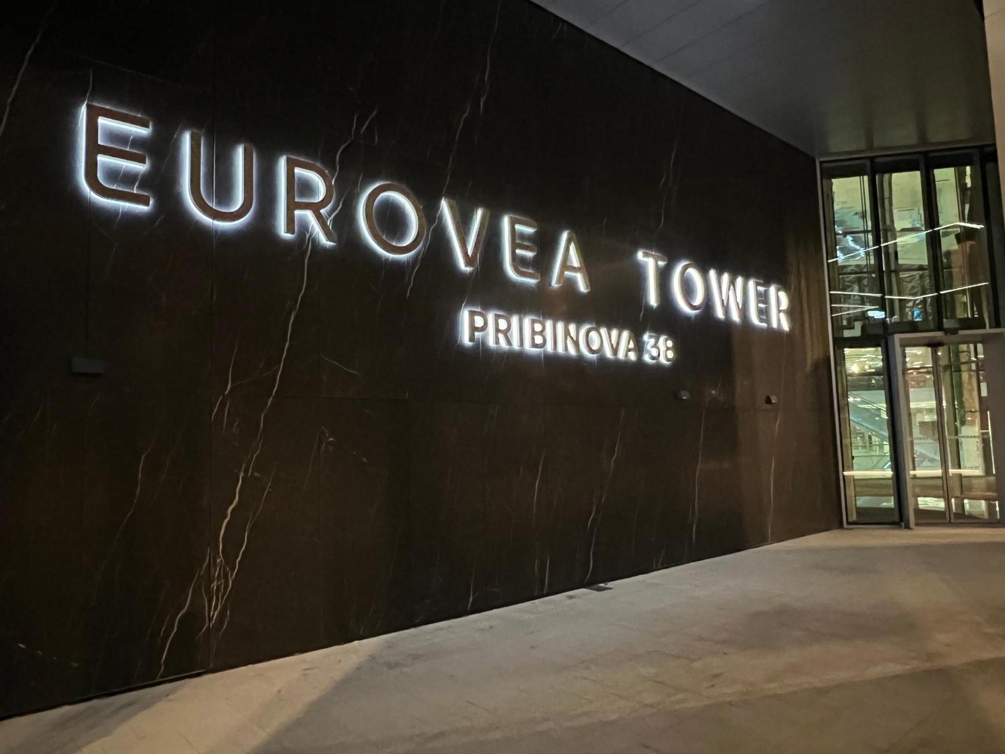 Nikas Eurovea Apartments - Free Parking Bratislava Bagian luar foto