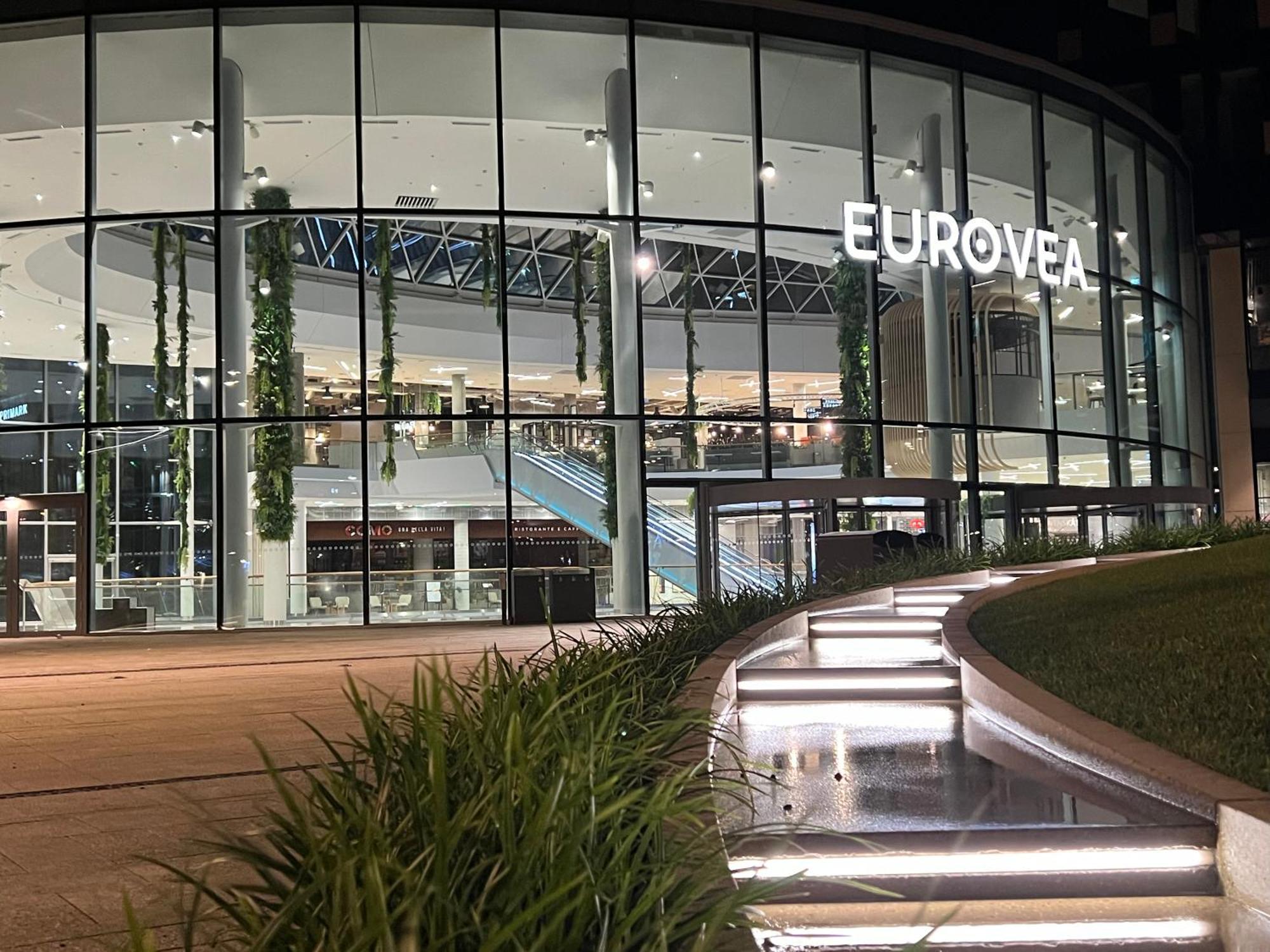 Nikas Eurovea Apartments - Free Parking Bratislava Bagian luar foto